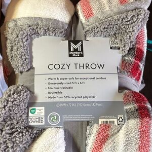 NWT Cozy Throw Blanket